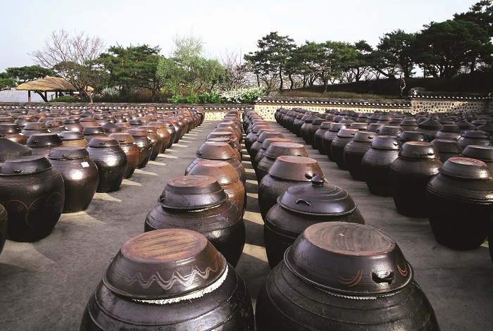 Jangdokdae (Soy Jar Terrace)-An area outside the kitchen used to store large brown-glazed pottery jars containing soy paste, soy sauce, and chili paste. Korean pottery jars allow for proper ventilation, so they are perfect for preserving fermented food. The ideal location for Jangdokdae would be a well-ventilated area with sufficient sunlight.