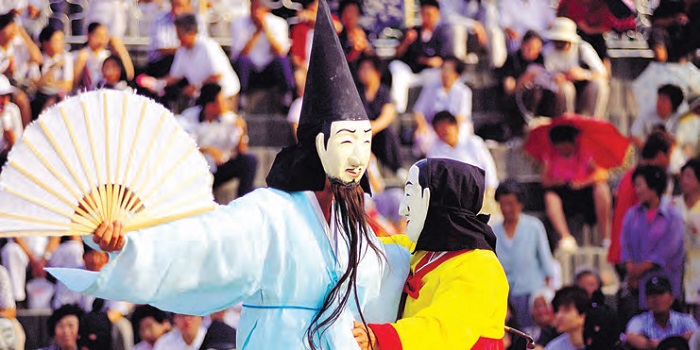 강릉단오제-음력 4월부터 5월 초까지 영동 지역에서 벌어지는 전통축제이다. 사진은 강릉단오제 중 관노가면극 공연 모습