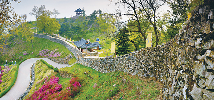 공산성 - 금강변 야산의 능선과 계곡을 둘러쌓은 산성으로, 백제 시대에는 웅진성(熊津城)이라고 불렀으나 고려 시대 이후에 공산성이라고 불렸다.