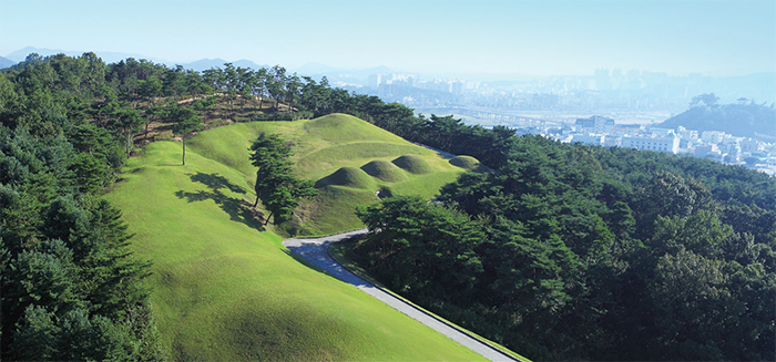 송산리고분군 -웅진시대(475~538) 백제 왕과 왕족의 무덤으로 현재는 무령왕릉을 포함, 1~6호분까지 7기가 복원되어 있다